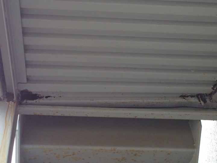 床と階段が接する鉄骨部分に傾きが発生