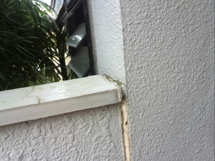 壁の取合い部分に大きな亀裂が確認