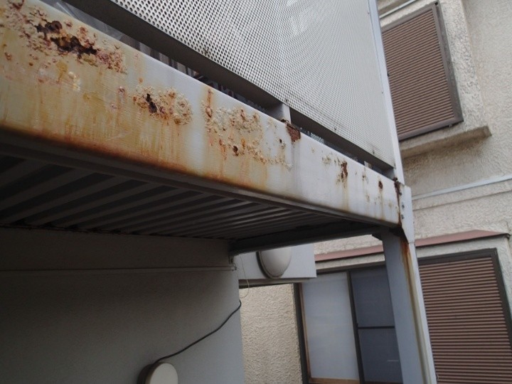 鉄骨階段の胴差部分は錆が進行