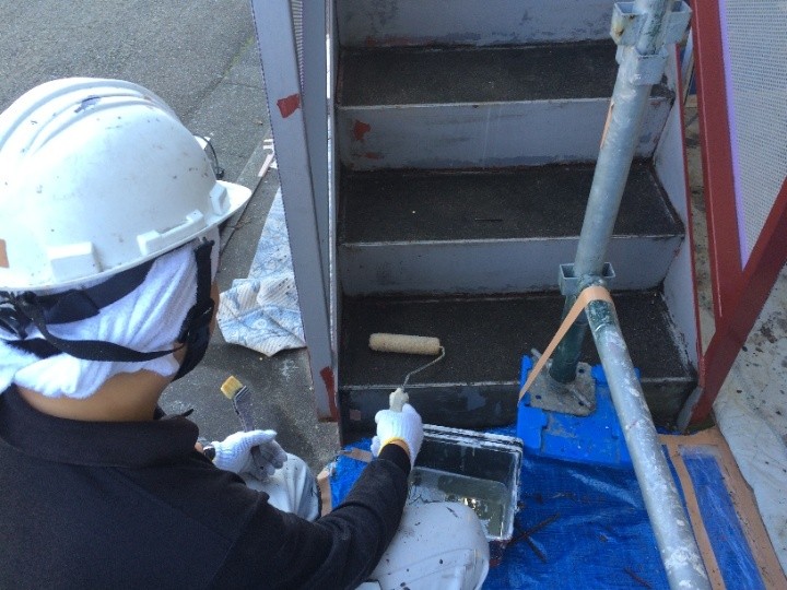 階段（床）の塗装作業