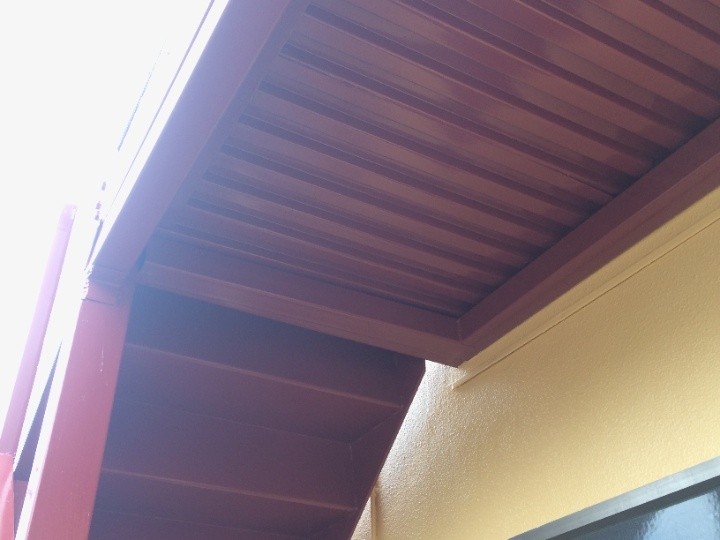 補強用の鉄骨の塗装工事