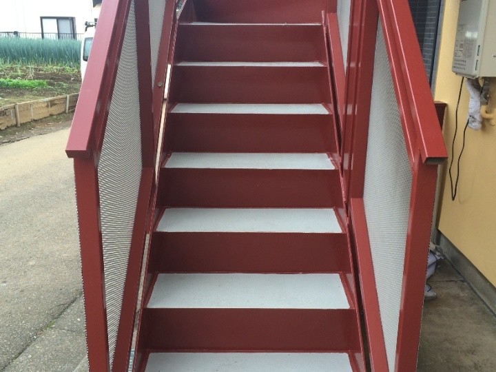 階段（床）の塗装作業後の仕上がり