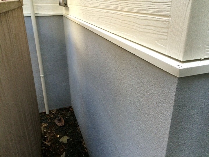 塗り替え工事が竣工した基礎部