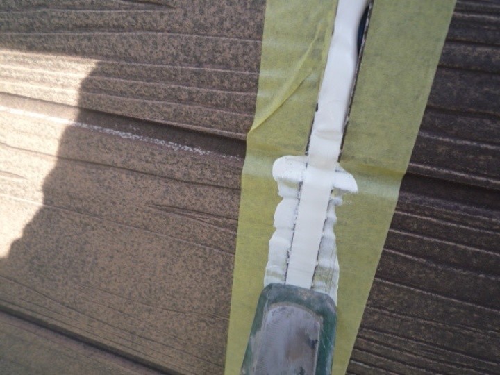 シーリング充填後にヘラで整える作業