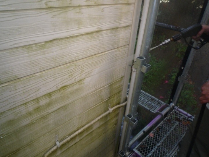 外壁に高圧洗浄