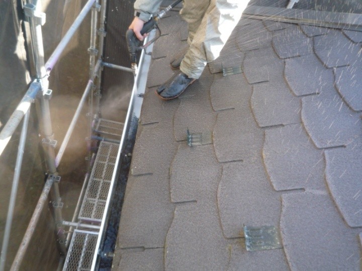 雨樋に高圧洗浄