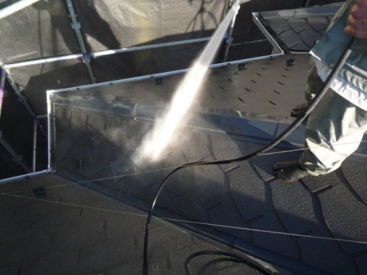 屋根に高圧洗浄