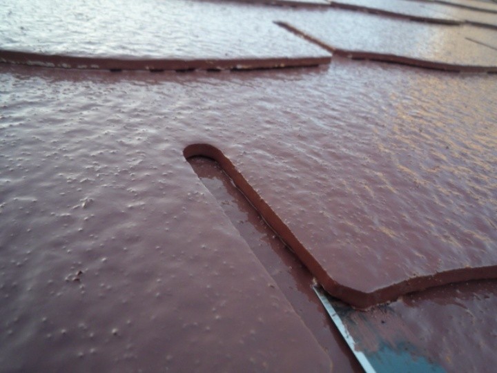 隙間にカッターを入れ通気と排水のための隙間を確保