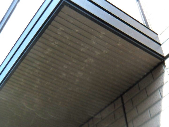 軒天部分は劣化して塗装の色あせが目立ちまだらな状態