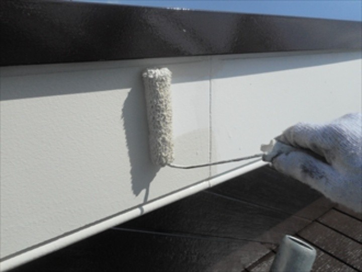 破風や鼻隠しの塗装作業