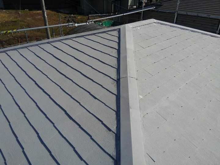 屋根の下塗り作業