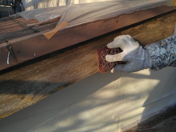 ケレン作業する作業風景