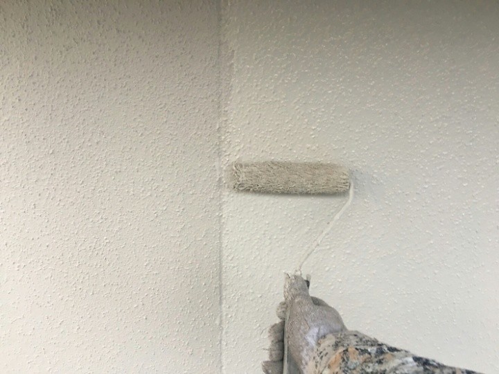 外壁の「中塗り」作業