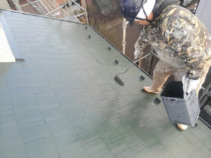 ファインパーフェクトベストを使用した屋根の「上塗り」作業