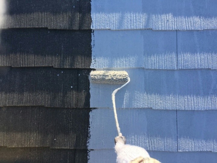 屋根の下塗り作業