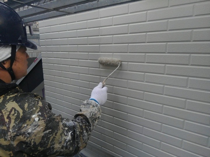 パーフェクトトップを用いた外壁の「下塗り」作業