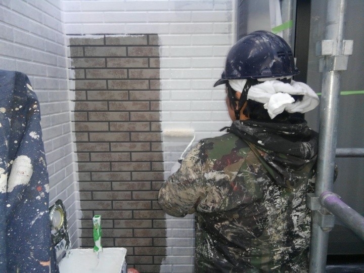 外壁の「下塗り」作業