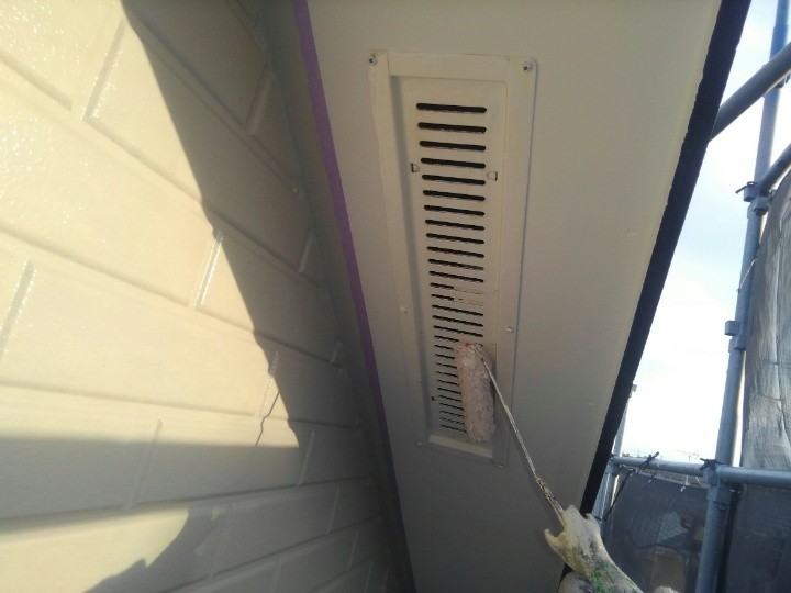 軒天の換気口を塗装する作業工程