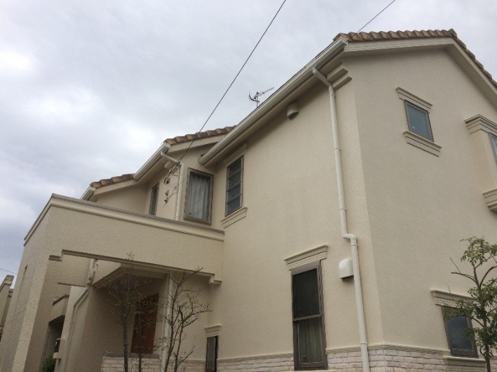 モルタル壁にパーフェクトトップを用いた塗り替え工事が完工した外観