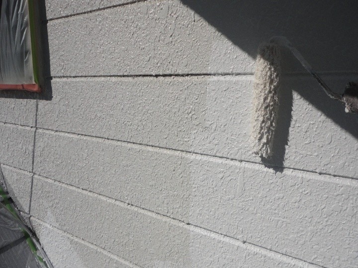 下塗りにカチオン系シーラーを使用