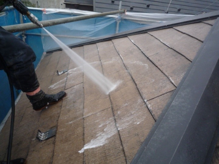 屋根に高圧洗浄