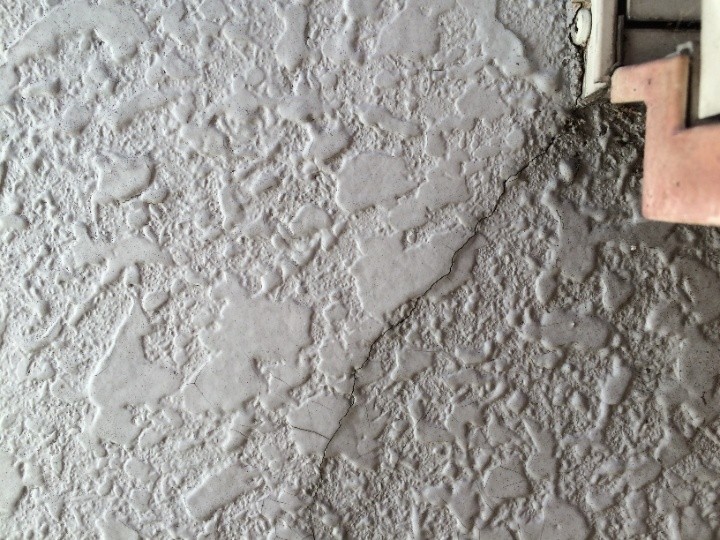 モルタル壁に亀裂発生