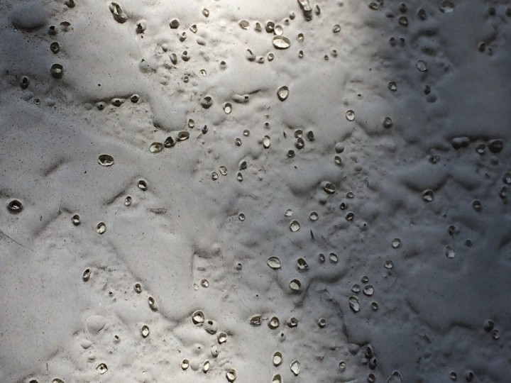 塗膜の表面にプツプツとした小さな穴が多数