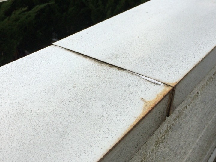 バルコニー笠木の継ぎ目部分