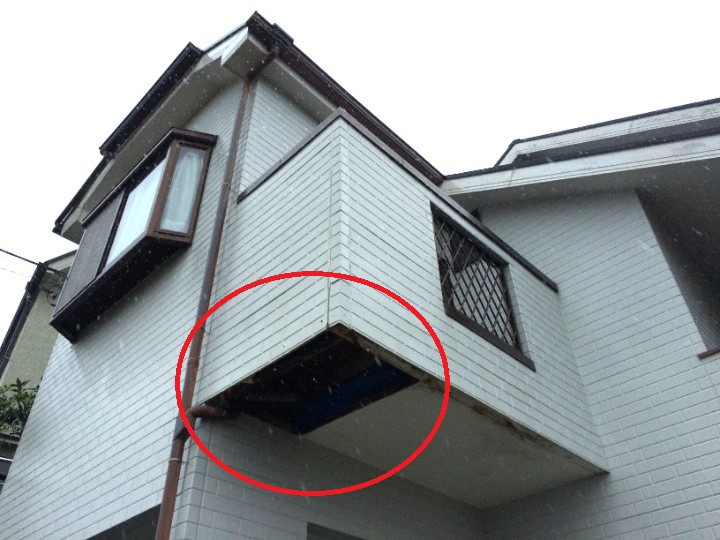 手前の軒天が失われている様子