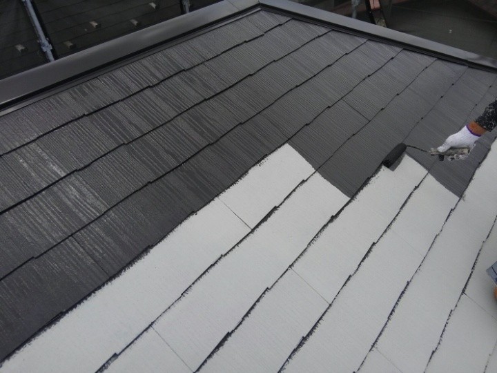 屋根の「中塗り」作業