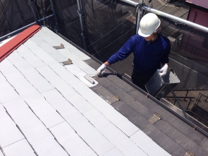 屋根の「下塗り」作業