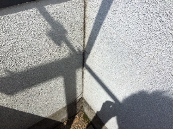 外壁のコーナーに亀裂が発生