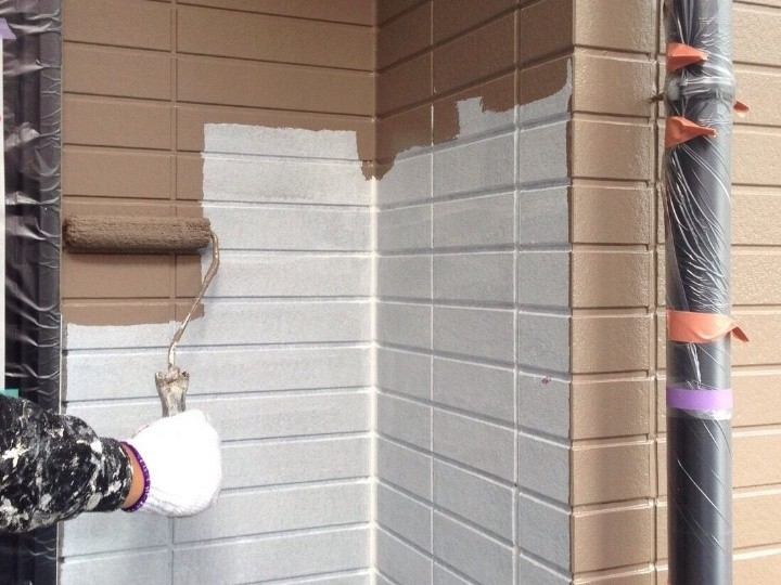 外壁の「中塗り」作業