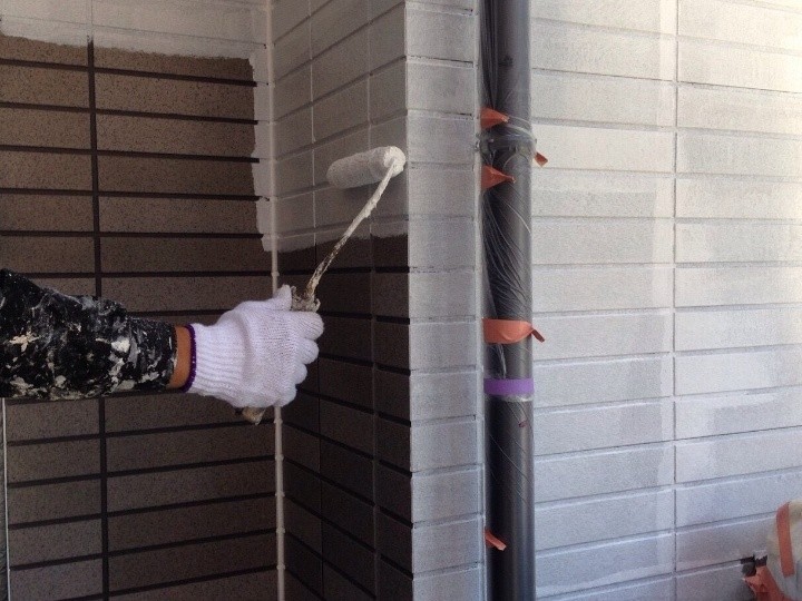 外壁の「下塗り」作業