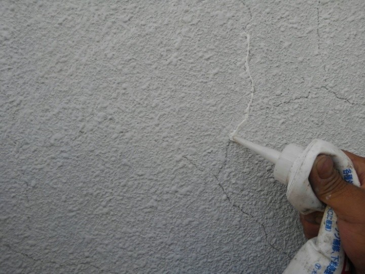 外壁にシーリングを充填