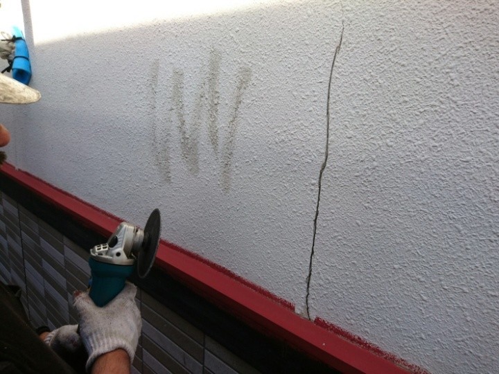 モルタル外壁のクラック補修作業