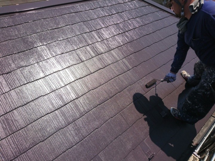 屋根の「上塗り」作業