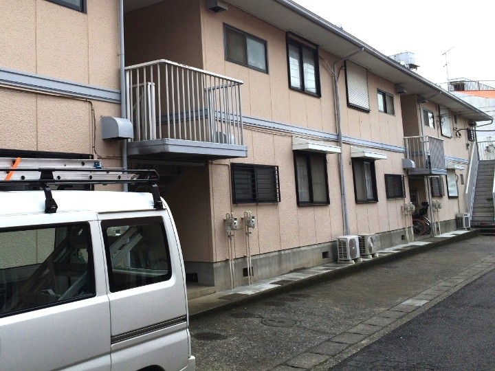 アパート駐車場の路面塗装工事する作業風景