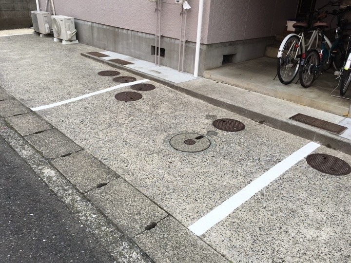 路面塗装工事が完工した駐車場の外観