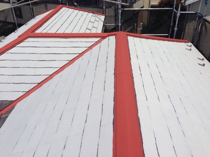 屋根の「下塗り」作業後の状態