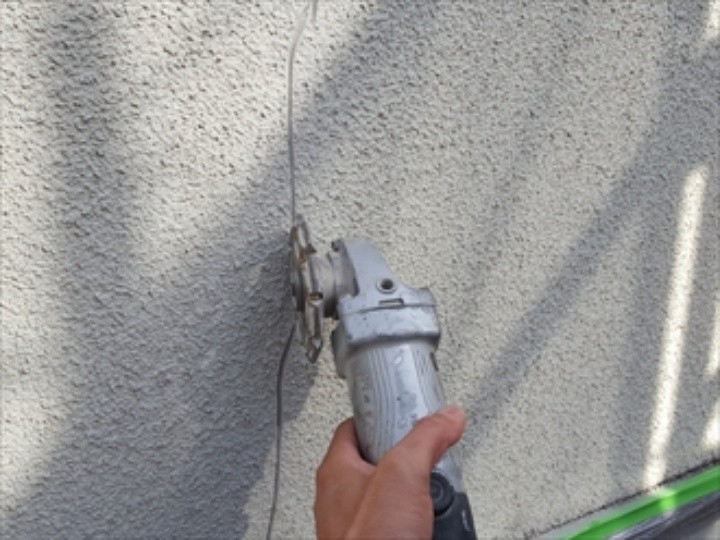 サンダーを使用する作業風景