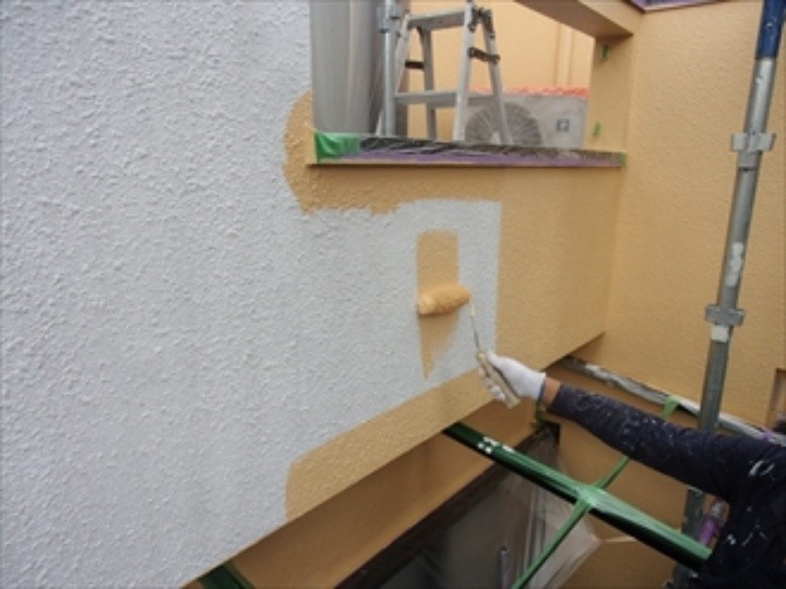 外壁塗装工事（中塗り）
