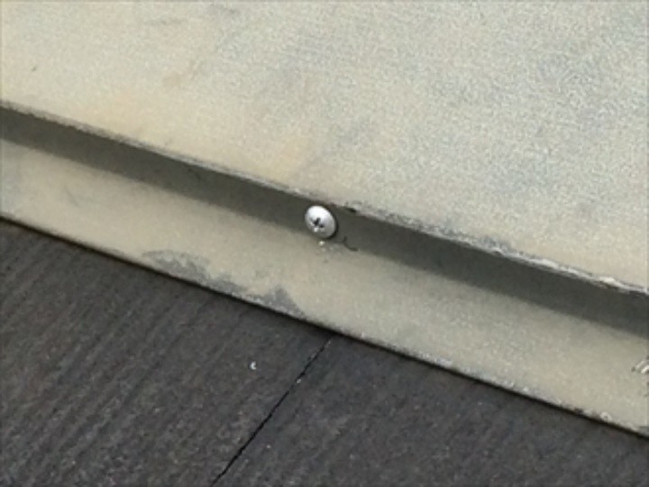 棟板金をビスで固定