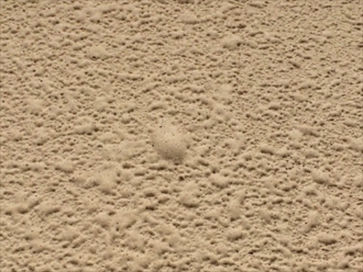 玉吹き仕上げの凹凸に紛れて膨らみを確認