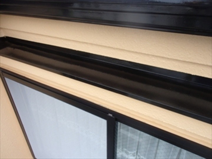 窓のサッシを塗装した後の状態