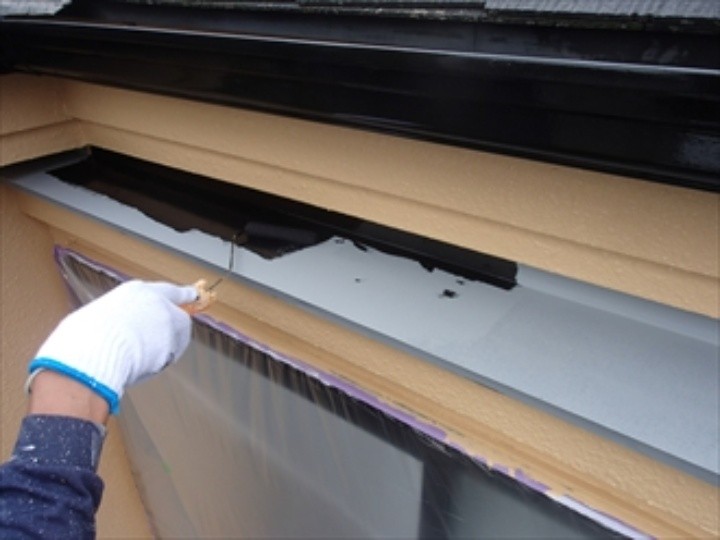 出窓の屋根にファインSiを塗装