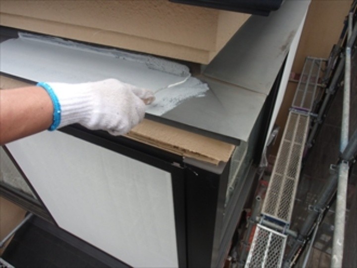 出窓の屋根に錆び止めを塗装