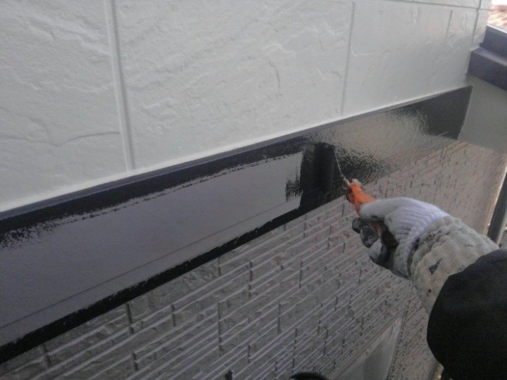 破風板に塗装作業する工程