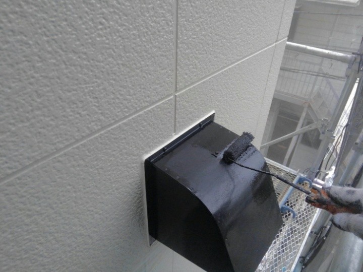 換気扇フードの塗装作業