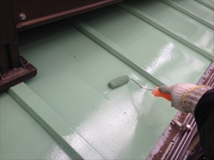 下屋根にシリコンルーフⅡのマスカットグリーンを塗装